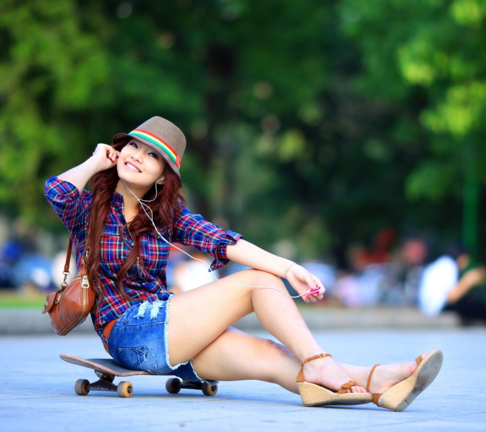 Screenshot №1 pro téma Asian Girl Chilling On Street 960x854