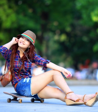 Asian Girl Chilling On Street - Obrázkek zdarma pro iPhone 5C