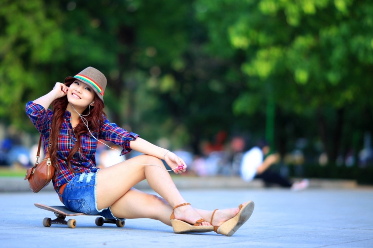 Fondo de pantalla Asian Girl Chilling On Street