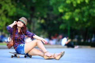 Asian Girl Chilling On Street - Obrázkek zdarma pro HTC Desire HD