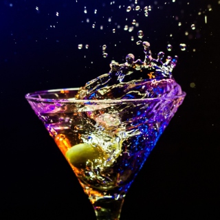 Martini With Olive - Obrázkek zdarma pro 208x208