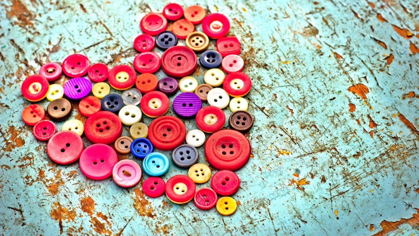 Das Heart of the Buttons Wallpaper 1366x768