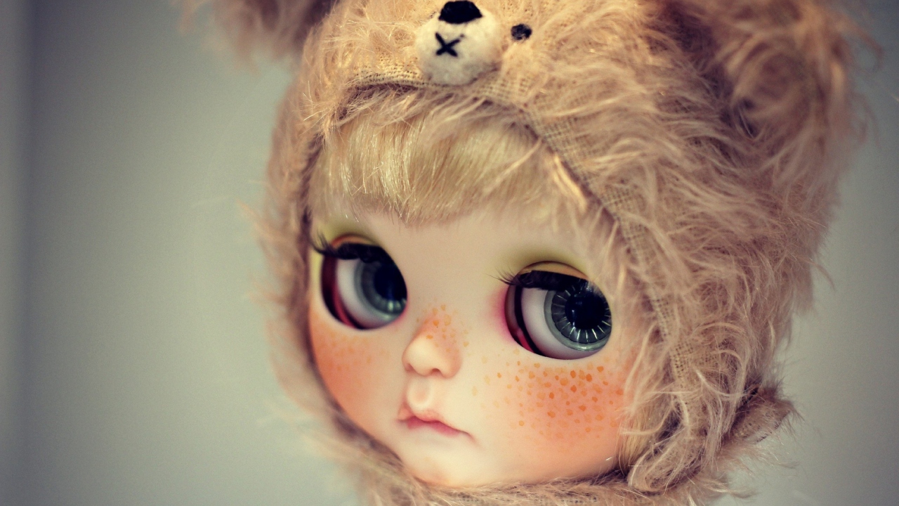 Fondo de pantalla Cute Doll With Freckles 1280x720