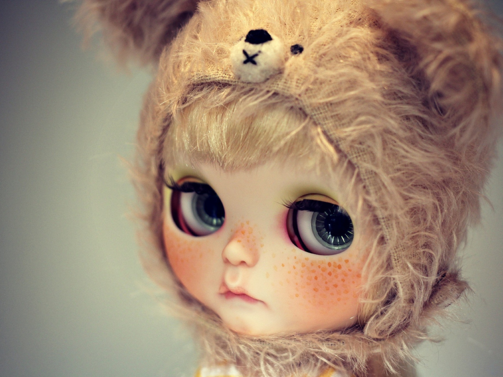 Das Cute Doll With Freckles Wallpaper 1600x1200
