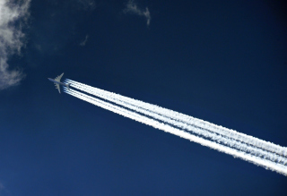 Airplane In Sky - Obrázkek zdarma 