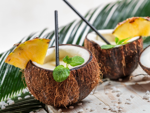 Coconut Cocktail wallpaper 640x480