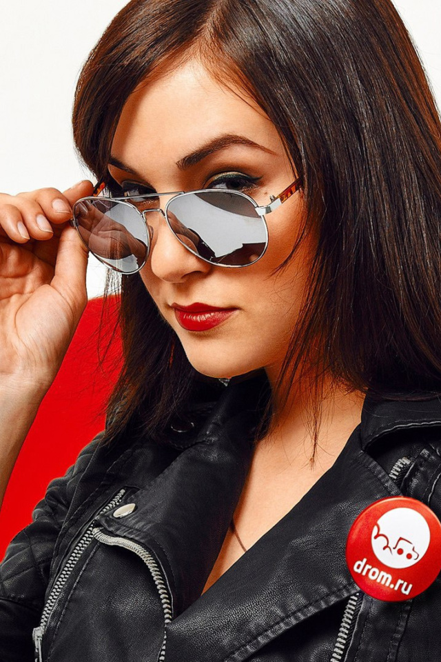 Das Sasha Grey in Sunglasses Wallpaper 640x960