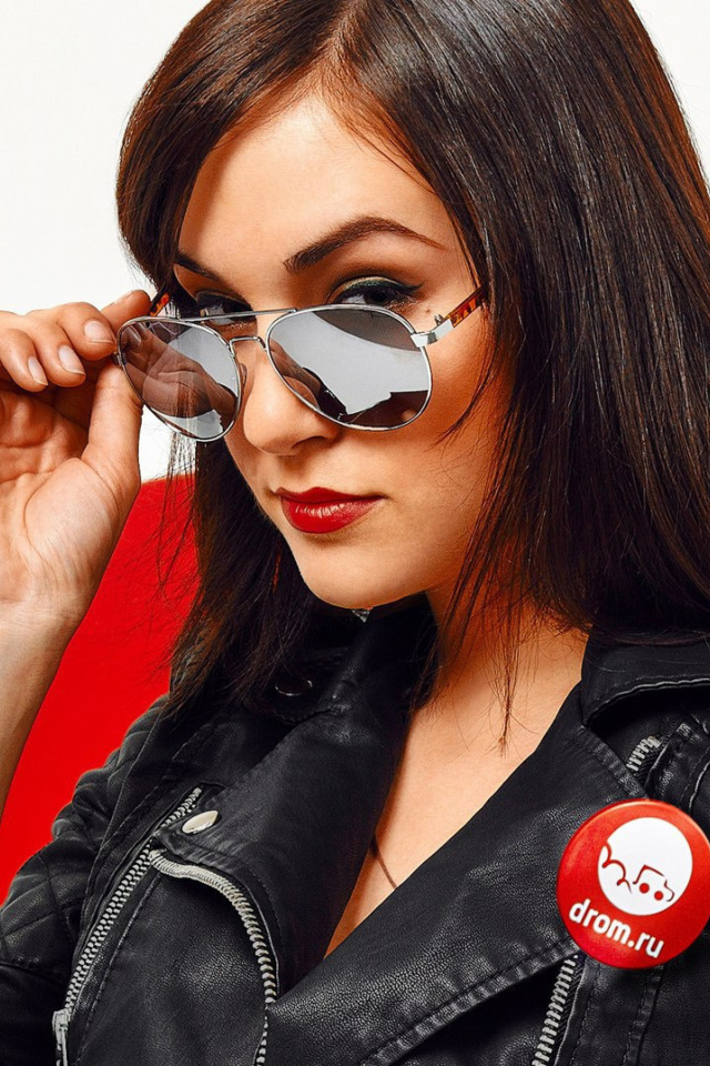 Screenshot №1 pro téma Sasha Grey in Sunglasses 640x960