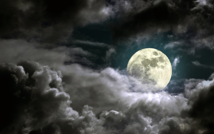Обои Full Moon Behind Heavy Clouds