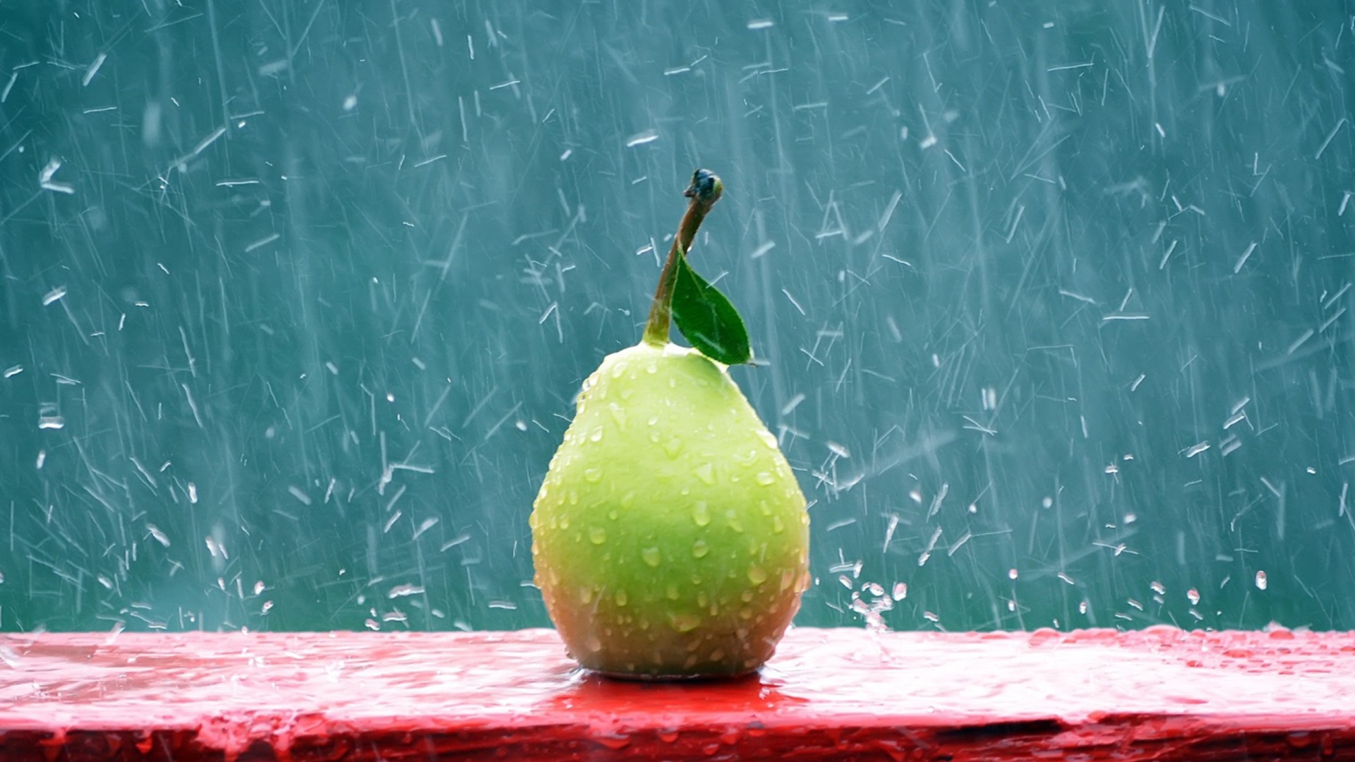 Fondo de pantalla Green Pear In The Rain 1920x1080