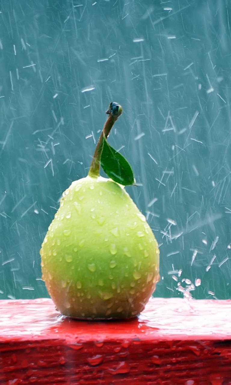 Sfondi Green Pear In The Rain 768x1280