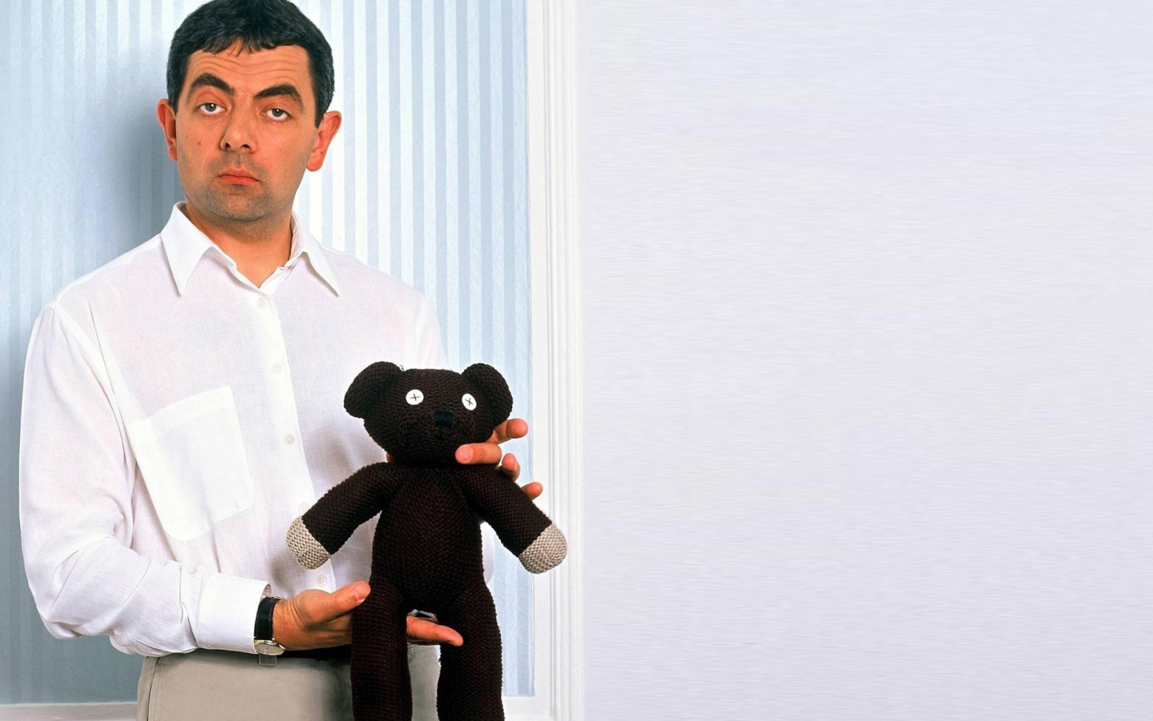 Обои Mr Bean with Knitted Brown Teddy Bear 1680x1050