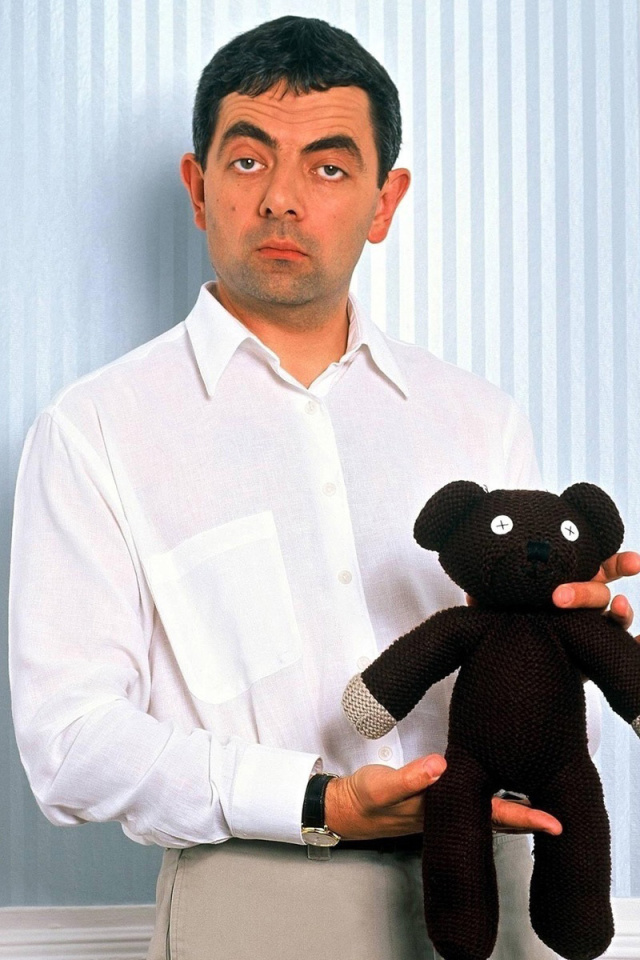 Das Mr Bean with Knitted Brown Teddy Bear Wallpaper 640x960