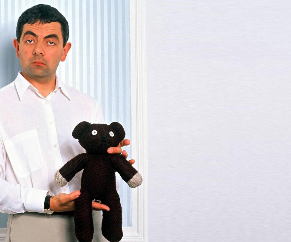 Mr Bean with Knitted Brown Teddy Bear wallpaper 960x800