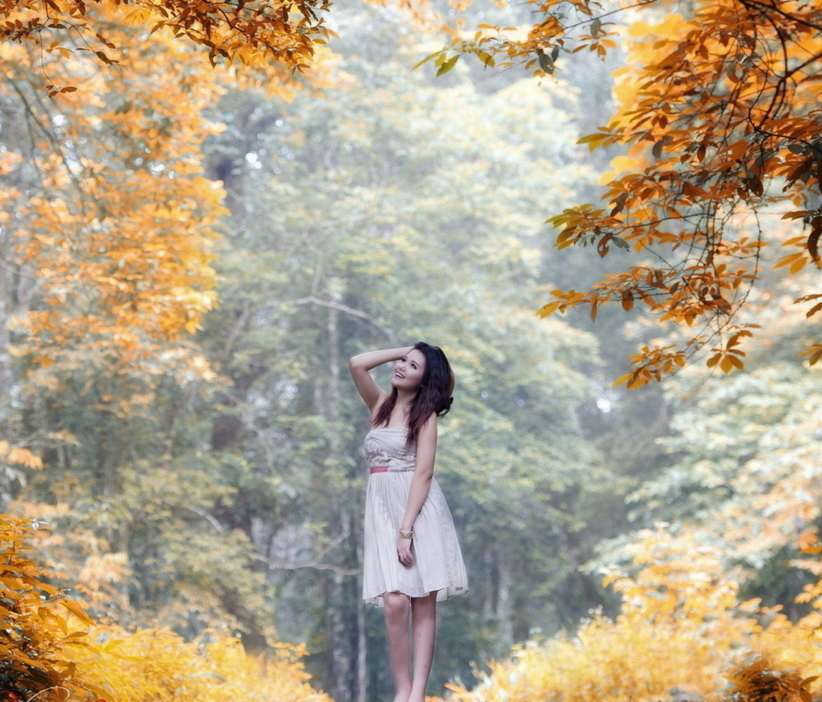 Screenshot №1 pro téma Girl In Autumn Forest 1200x1024