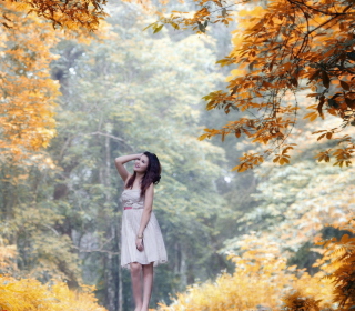 Kostenloses Girl In Autumn Forest Wallpaper für 208x208