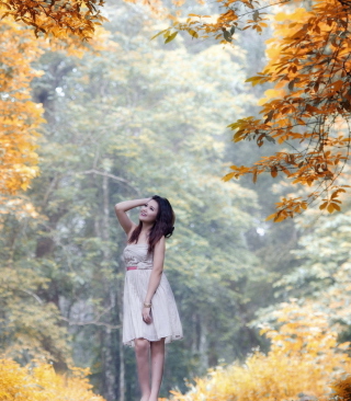 Girl In Autumn Forest - Obrázkek zdarma pro iPhone 4