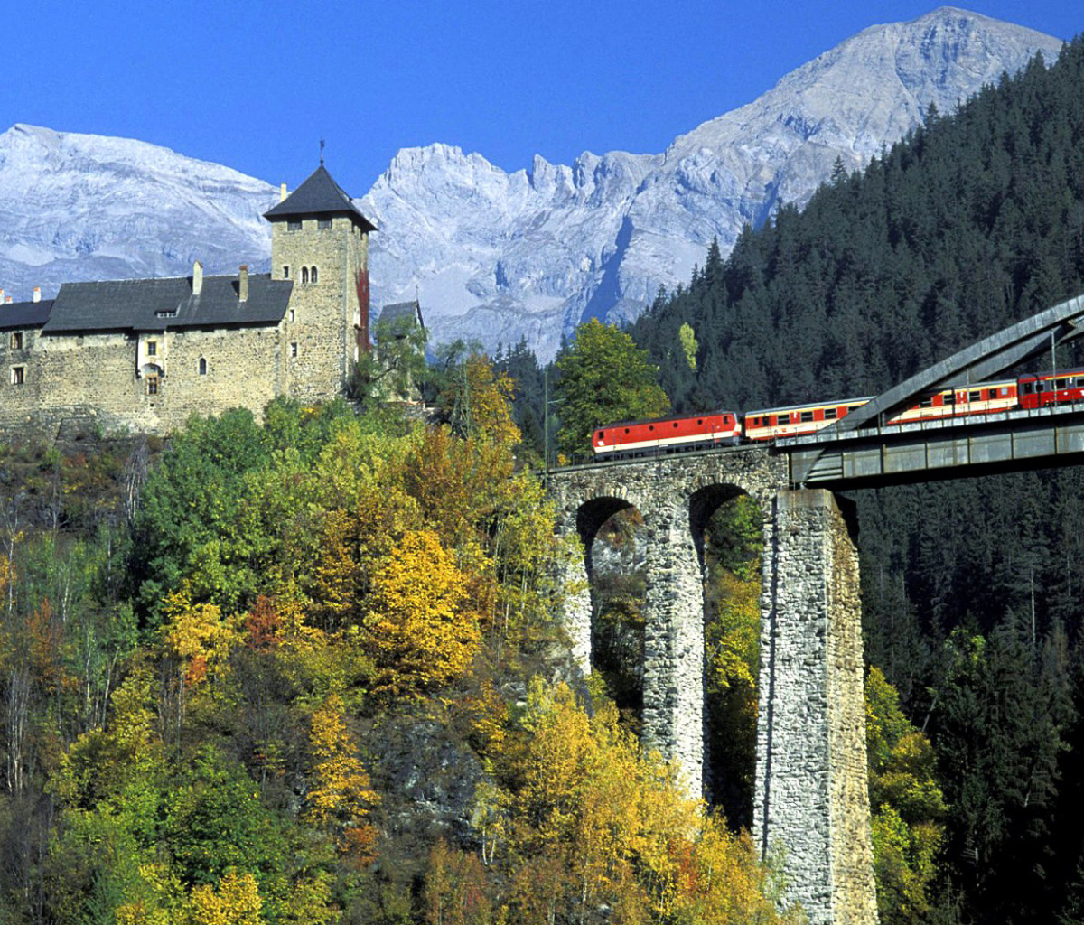 Sfondi Austrian Castle and Train 1200x1024