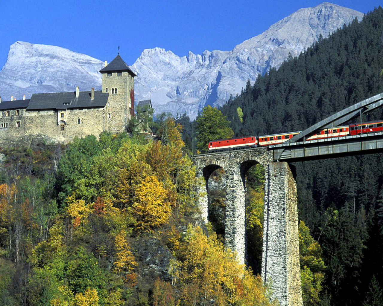 Fondo de pantalla Austrian Castle and Train 1280x1024
