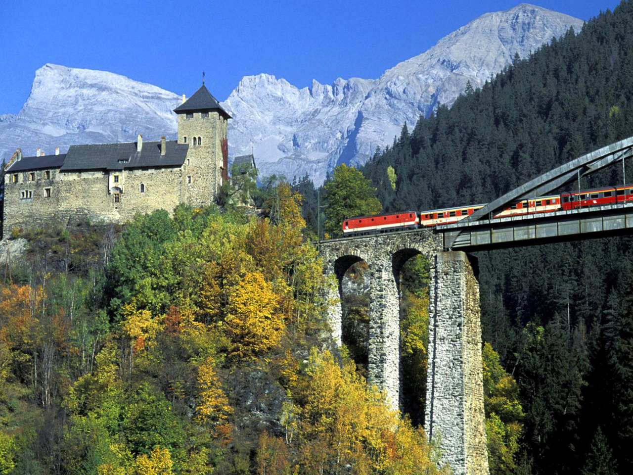 Sfondi Austrian Castle and Train 1280x960