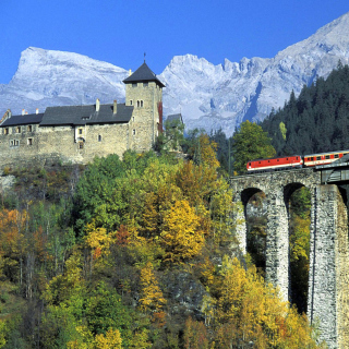 Kostenloses Austrian Castle and Train Wallpaper für 2048x2048