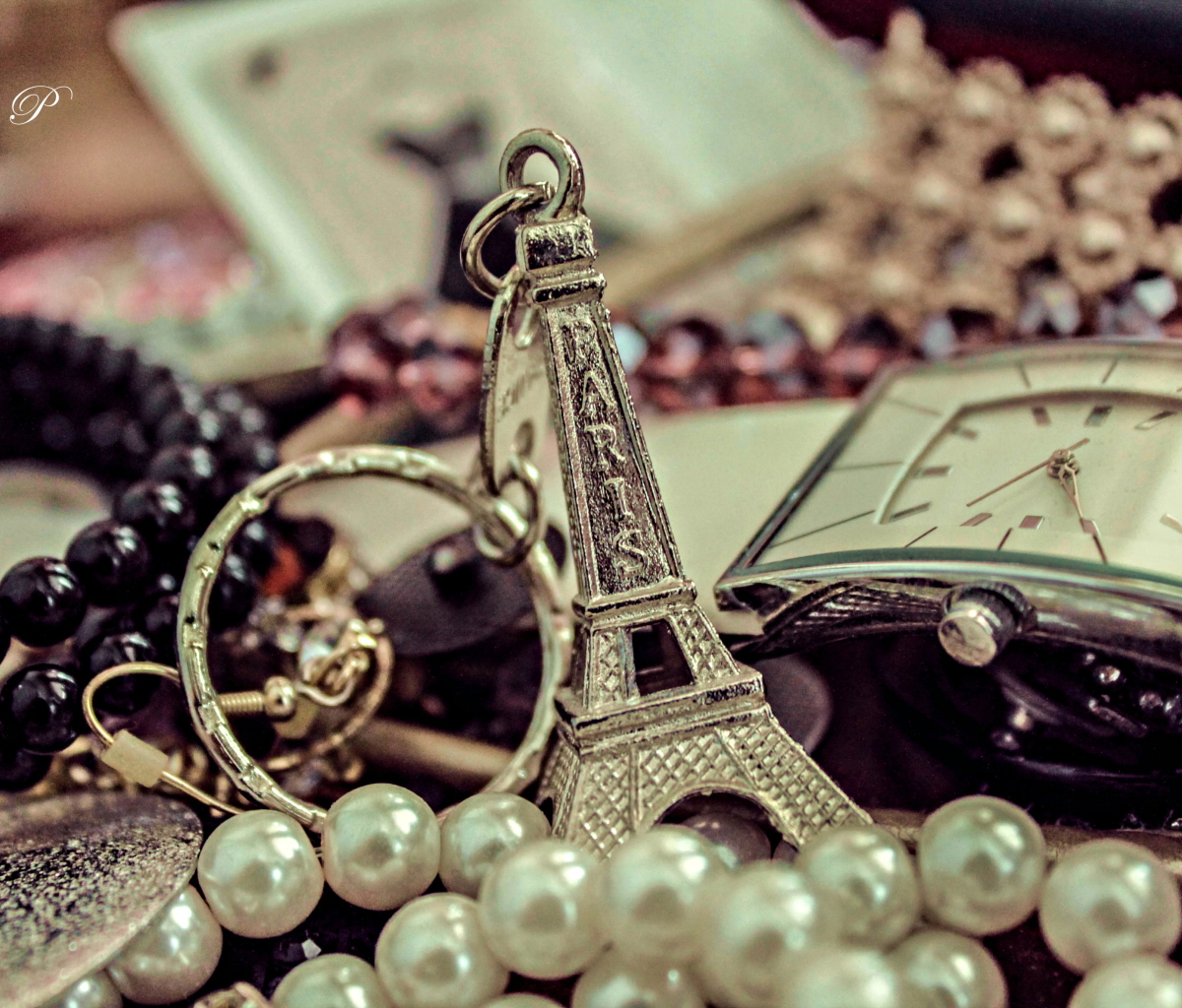 Eiffel Tower Key Chain wallpaper 1200x1024