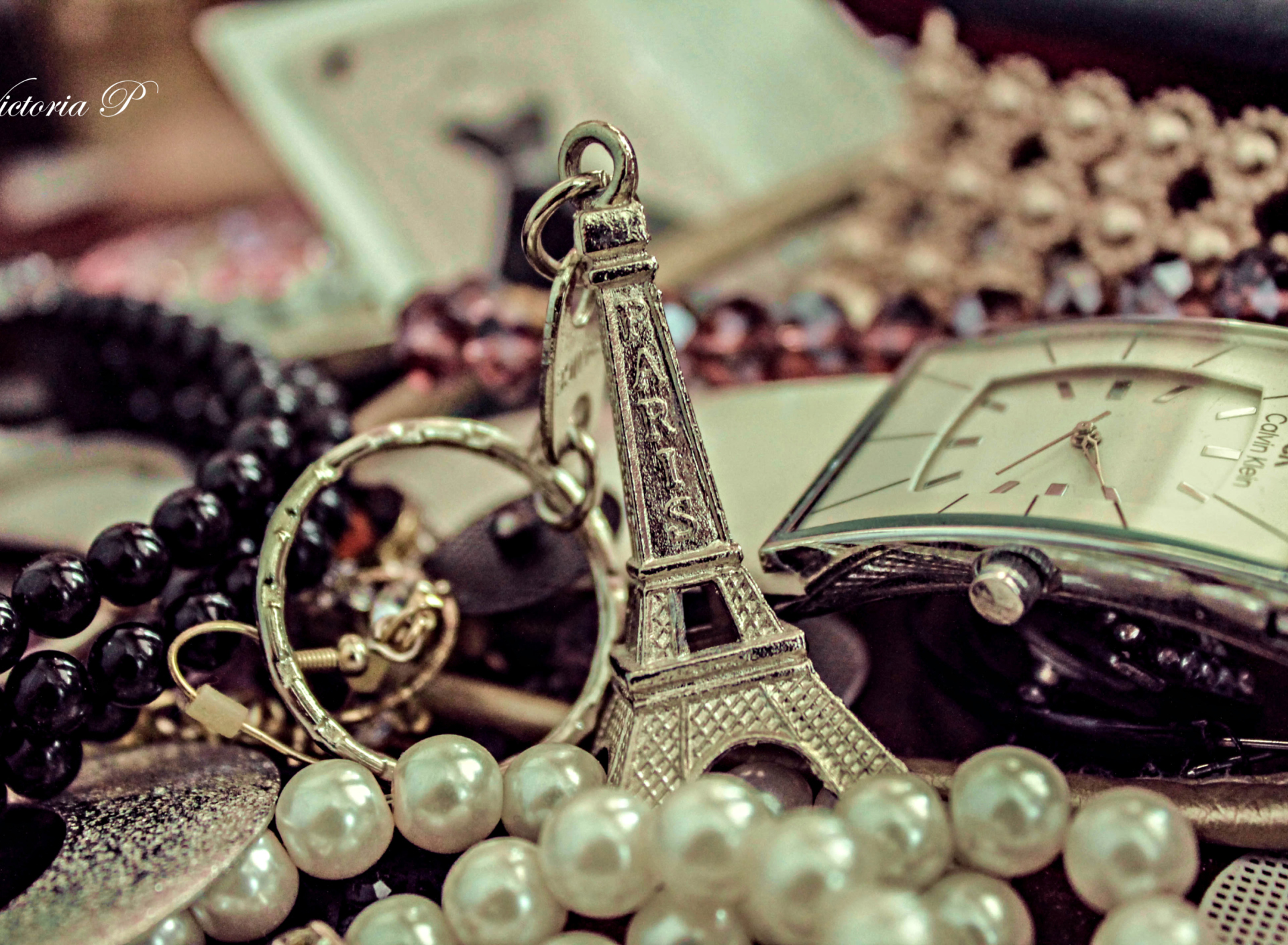 Eiffel Tower Key Chain wallpaper 1920x1408