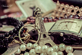 Eiffel Tower Key Chain Picture for Android, iPhone and iPad