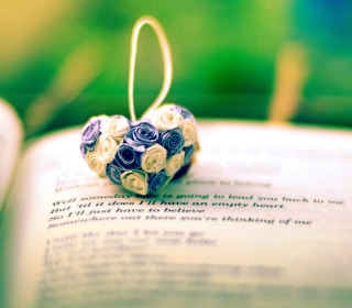 Flower Heart On Love Book - Obrázkek zdarma pro iPad mini