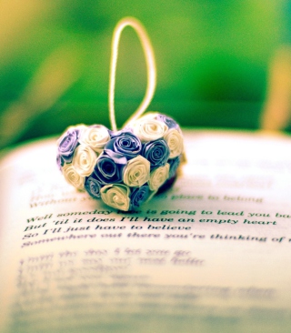 Flower Heart On Love Book - Obrázkek zdarma pro Nokia Asha 305