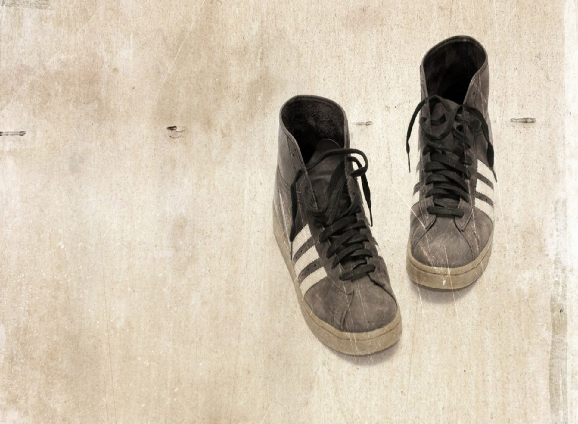 Das Grungy Sneakers Wallpaper 1920x1408