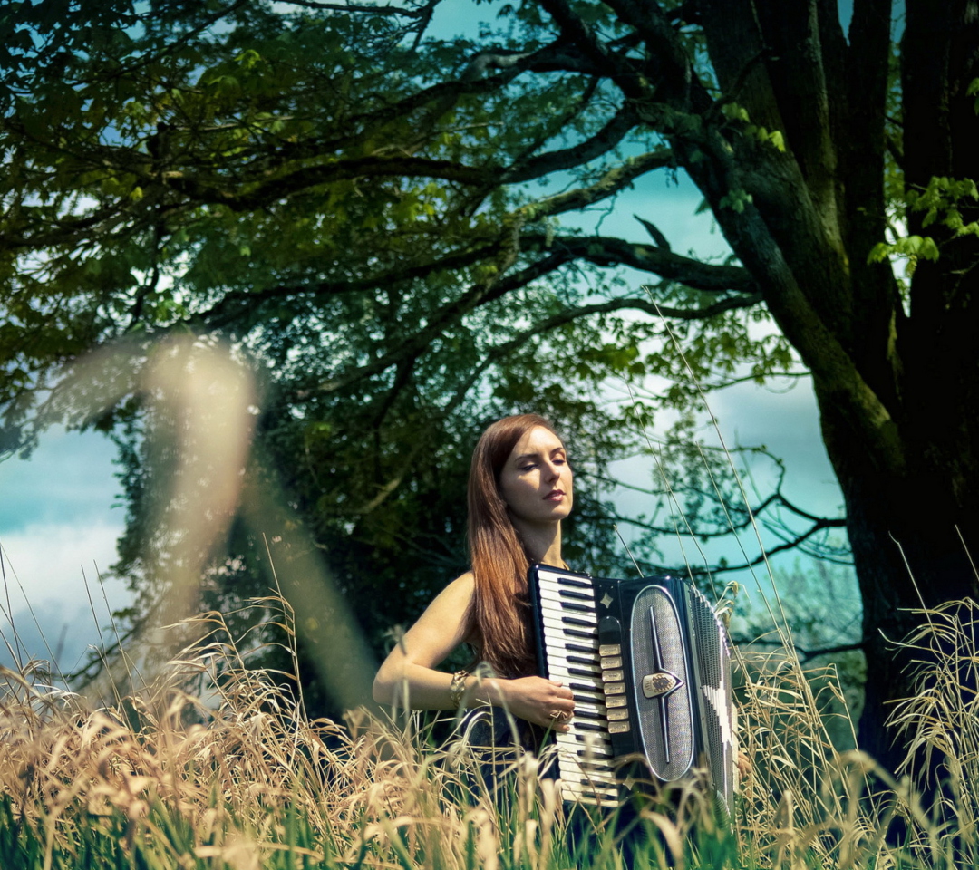 Screenshot №1 pro téma Girl Playing Accordion 1080x960