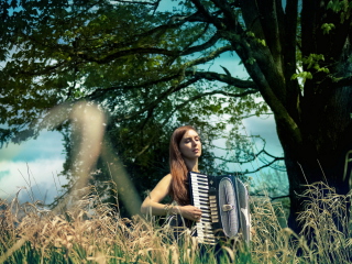 Screenshot №1 pro téma Girl Playing Accordion 320x240