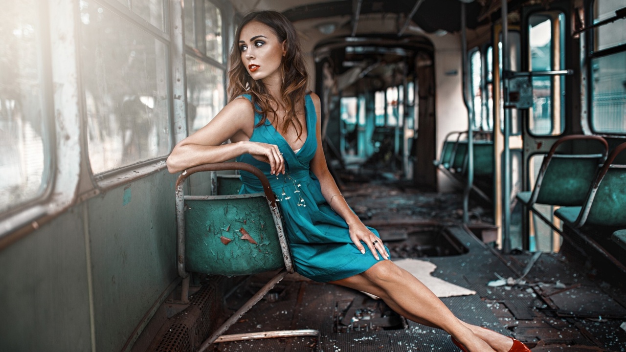 Sfondi Girl in abandoned train 1280x720