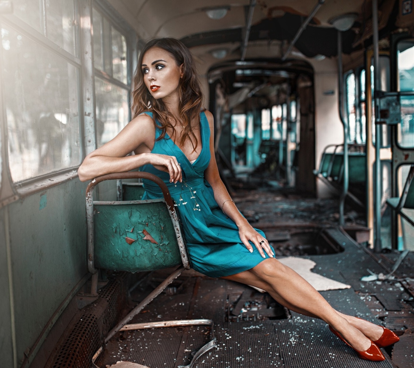 Fondo de pantalla Girl in abandoned train 1440x1280