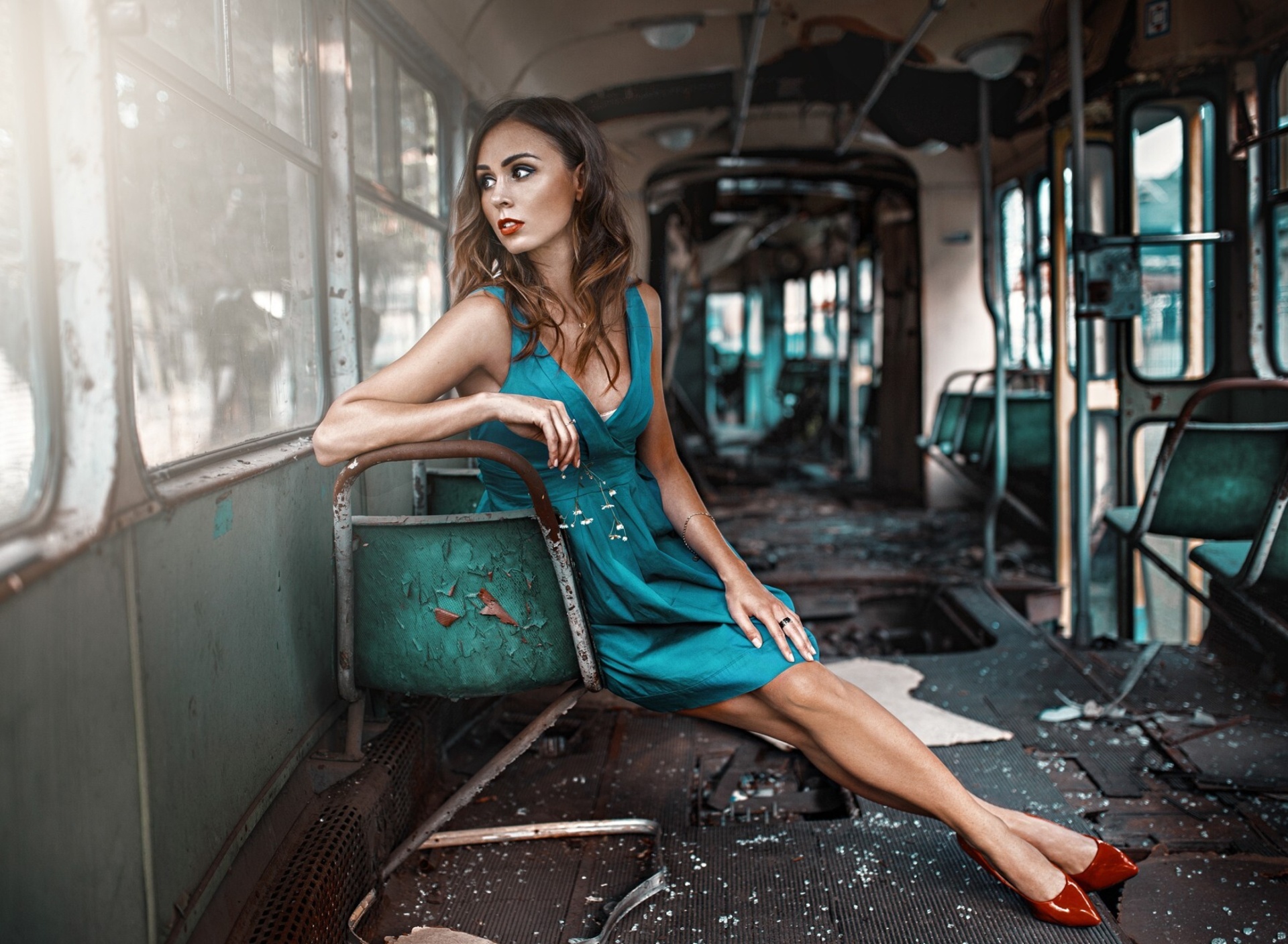 Fondo de pantalla Girl in abandoned train 1920x1408