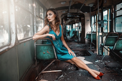 Fondo de pantalla Girl in abandoned train 480x320