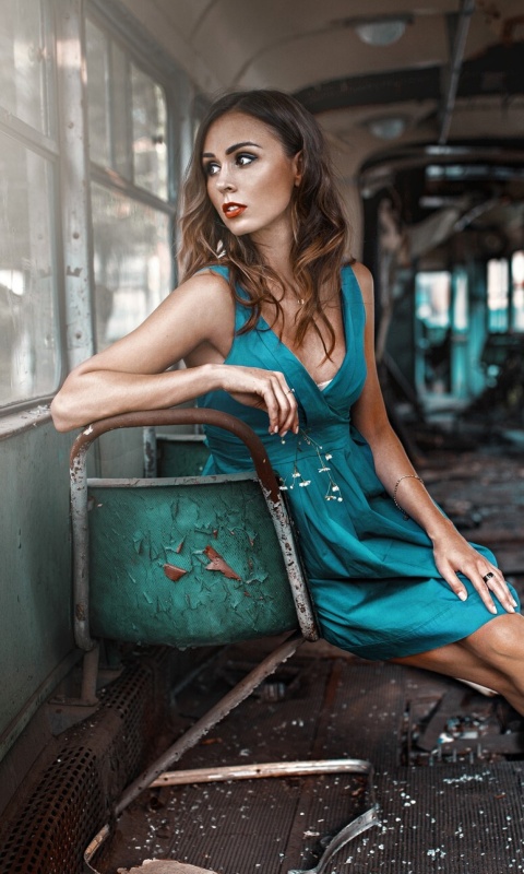 Das Girl in abandoned train Wallpaper 480x800