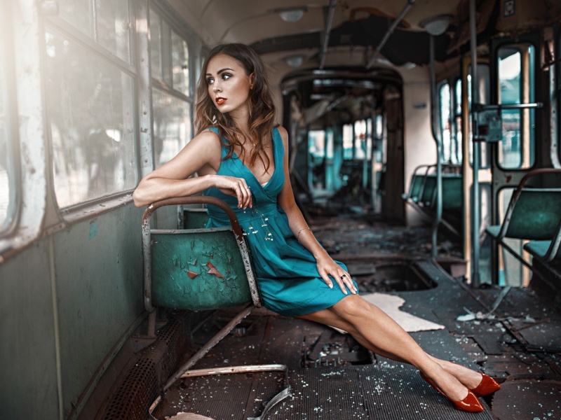 Обои Girl in abandoned train 800x600