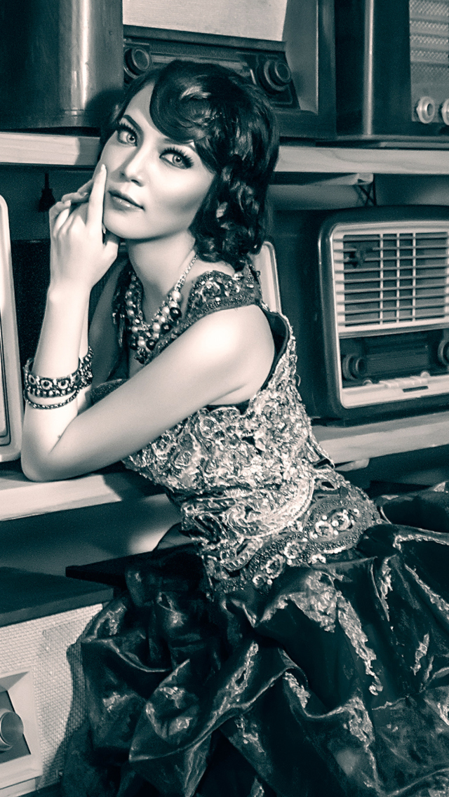 Retro Style Portrait wallpaper 640x1136