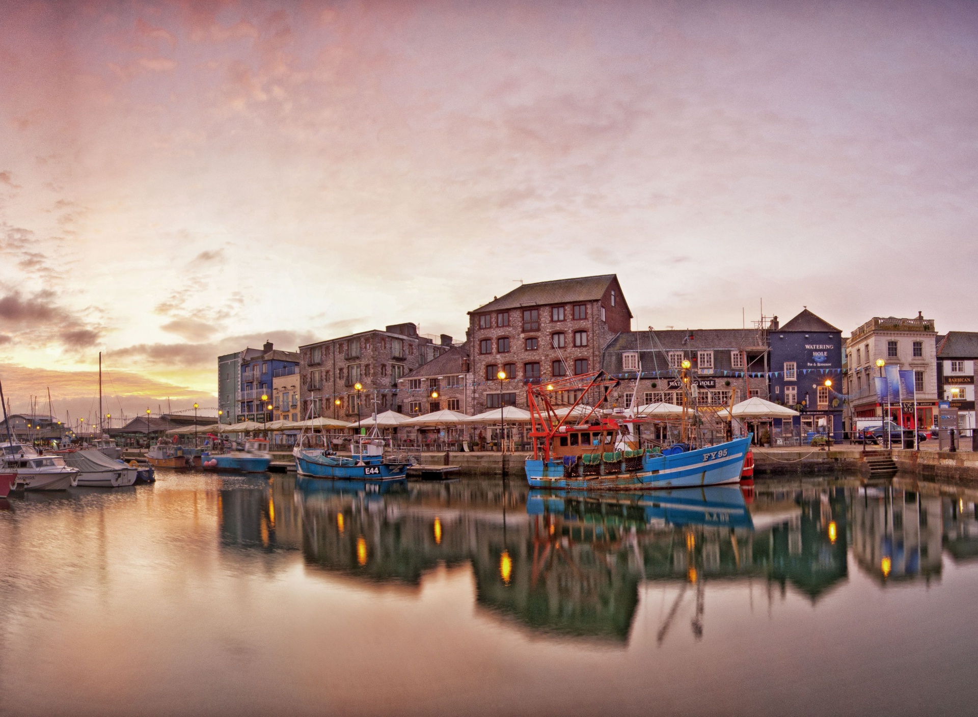 Fondo de pantalla Fishing Boats On Waterfront 1920x1408