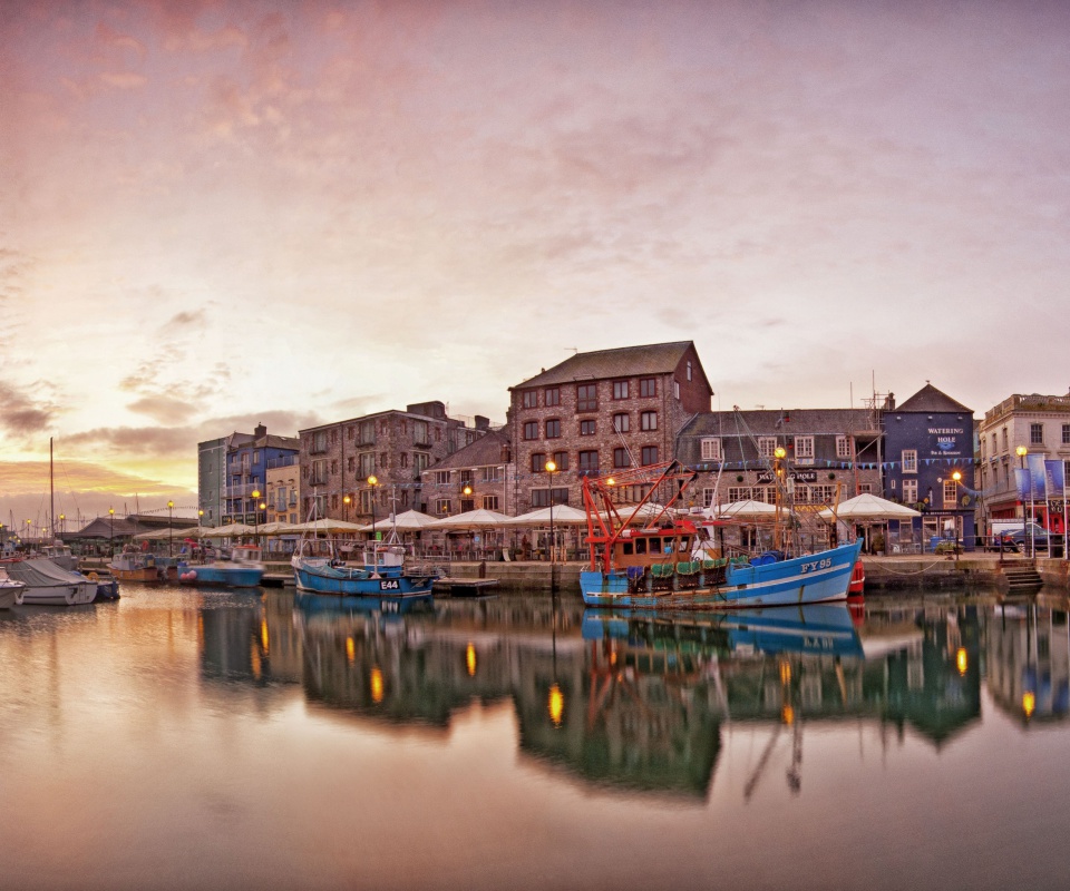 Fishing Boats On Waterfront screenshot #1 960x800