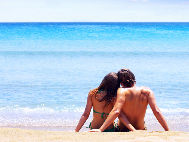 Das Couple On Beach Wallpaper 640x480