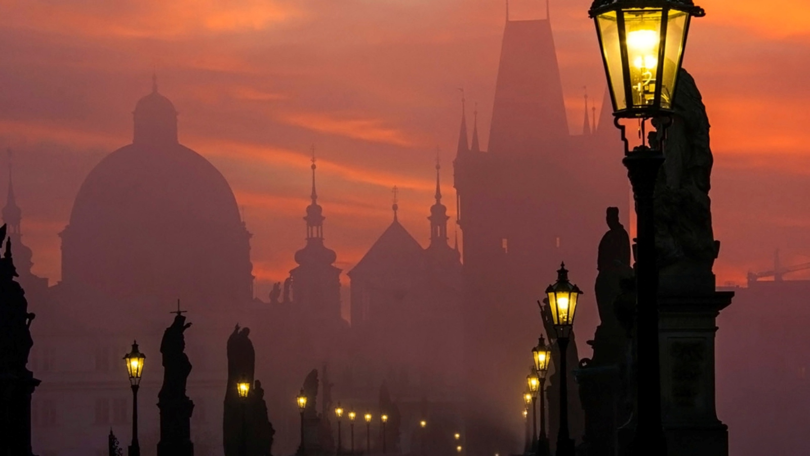 Fondo de pantalla Charles Bridge - Prague in fog 1600x900