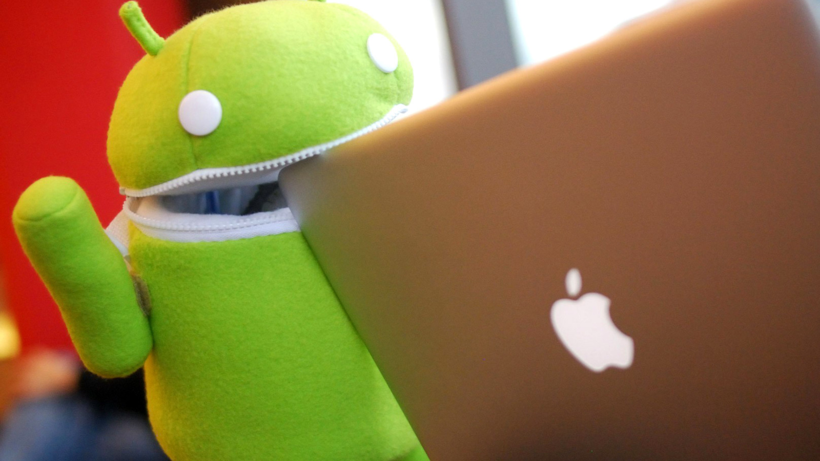 Das Android Robot and Apple MacBook Air Laptop Wallpaper 1600x900