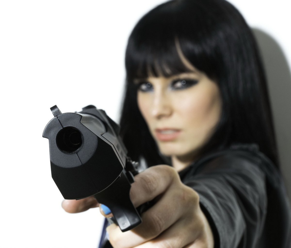 Screenshot №1 pro téma Brunette With Gun 1200x1024