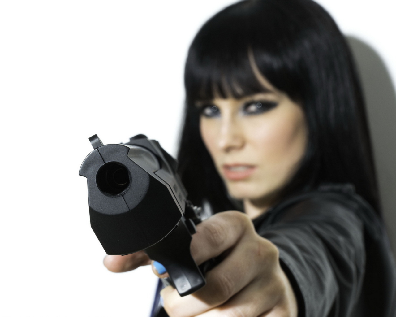 Sfondi Brunette With Gun 1280x1024