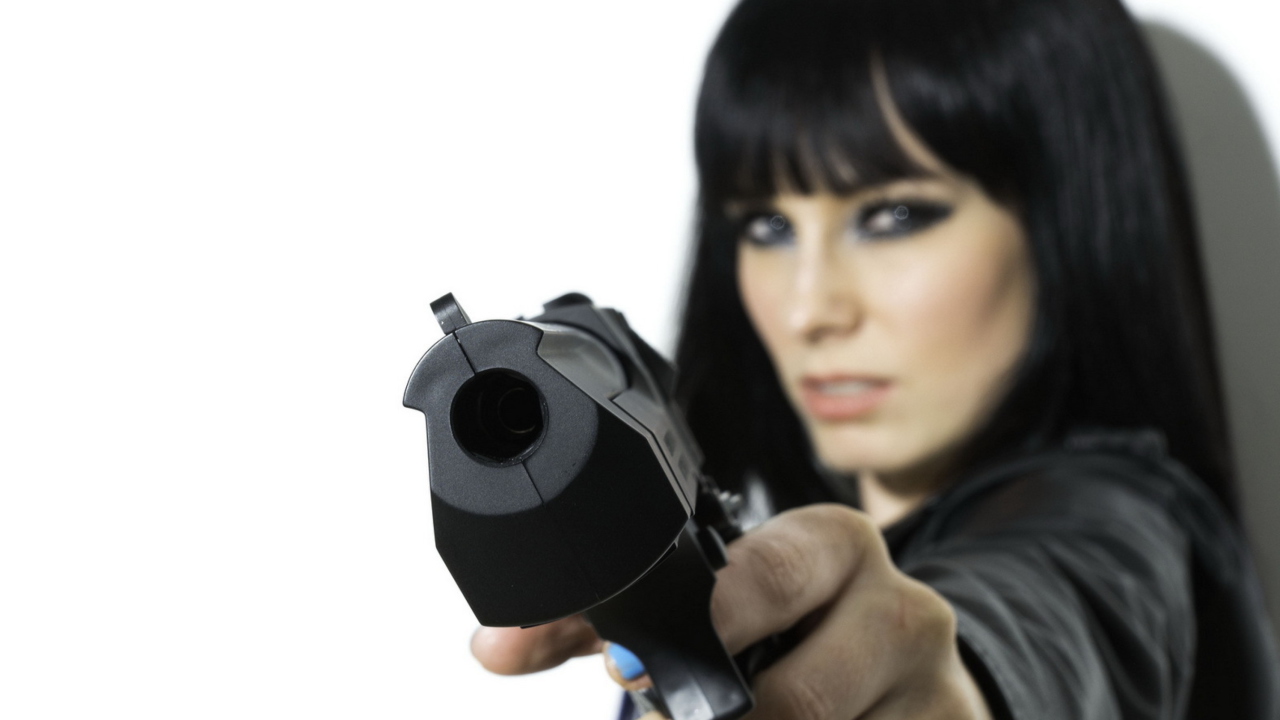 Screenshot №1 pro téma Brunette With Gun 1280x720