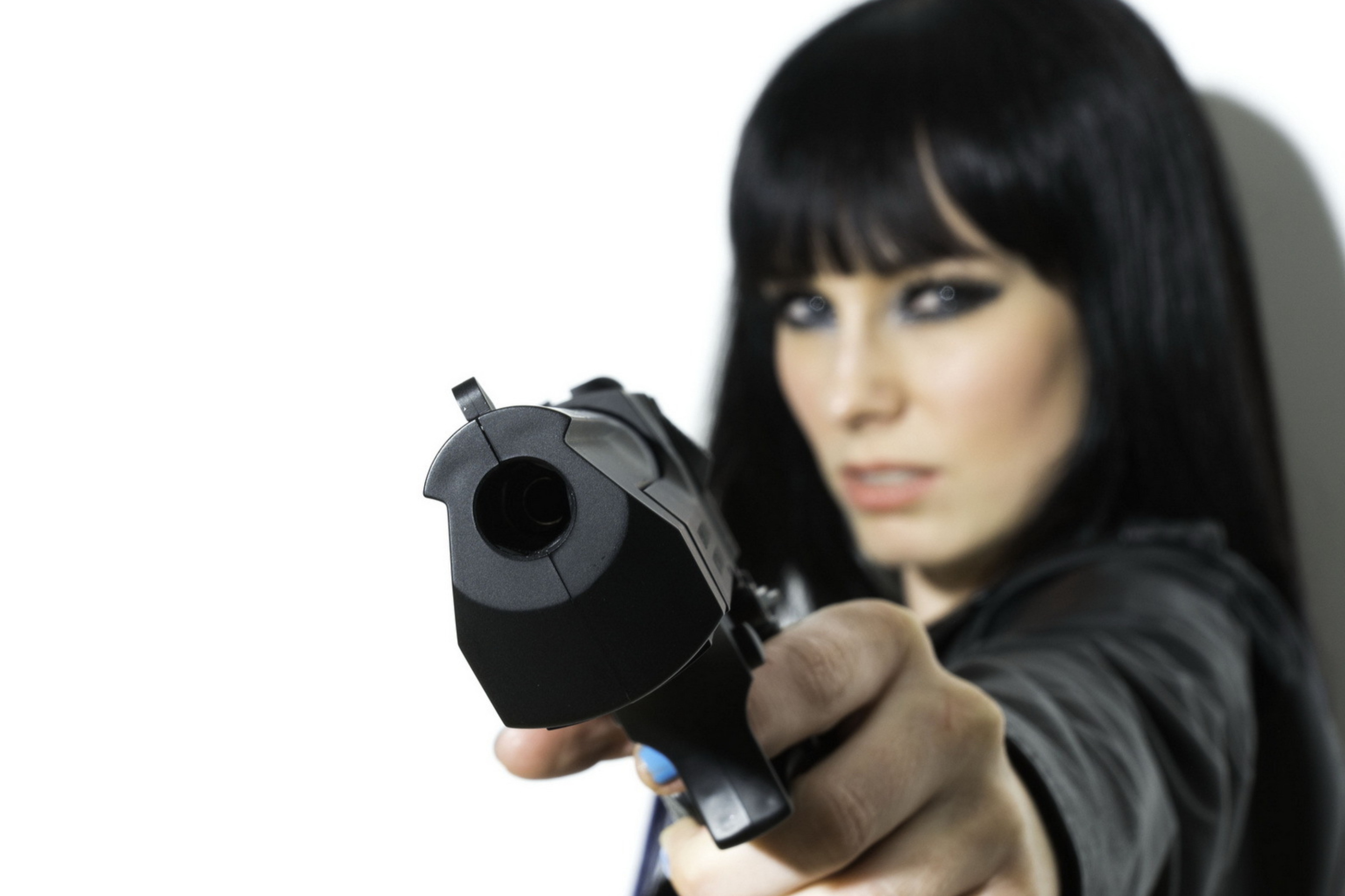 Screenshot №1 pro téma Brunette With Gun 2880x1920