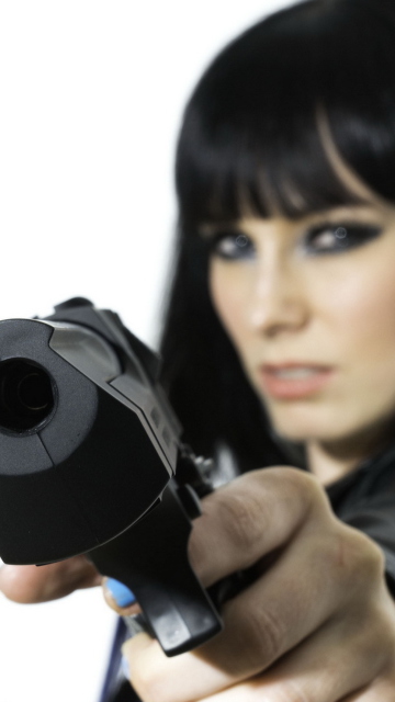 Screenshot №1 pro téma Brunette With Gun 360x640